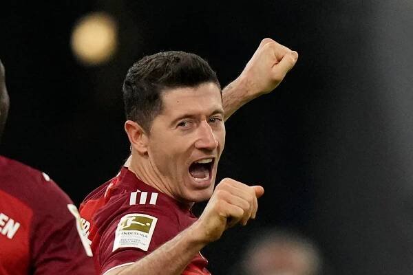 Robert Lewandowski helps Bayern Munich join Bundesliga centurions club