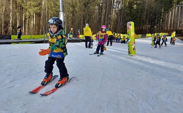 OBRAZEM: Tachovské děti se učí lyžovat ve Skiareálu Mariánské Lázně