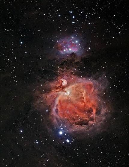 NGC 1981 je skupinka rozptýlených jasných hvězd bez mlhoviny u horního (severního) okraje tohoto snímku mlhoviny v Orionu. Autor: David St. Louis