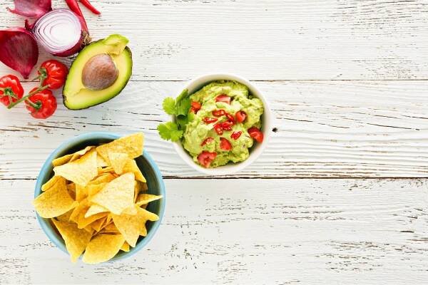 Guacamole avokádový a rajčaty mexické jídlo. bílé dřevěné pozadí — Stock obrázek