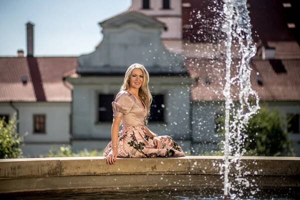 Ústečanka Lenka Graf zazpívala obě hymny před fotbalovým utkáním ČR – Německo