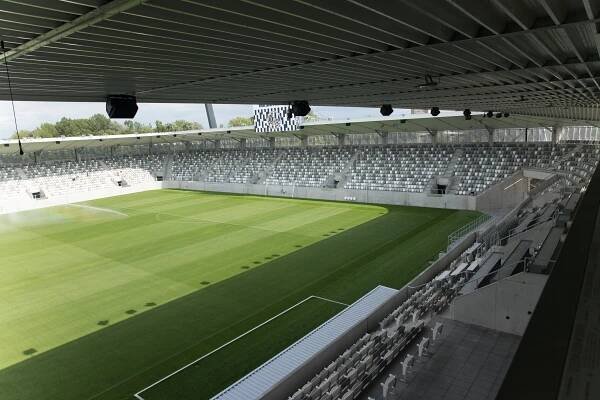 Nový stadion, původní lízátka. Fotky čerstvé chlouby Hradce Králové