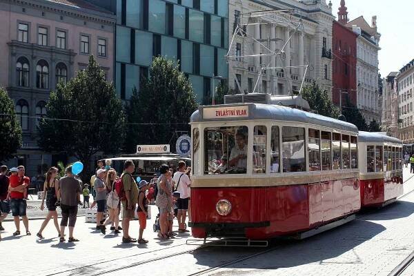 Na brněnském náměstí Svobody se uskutečnilo v sobotu dopoledne defilé a výstava historických vozů městské hromadné dopravy.