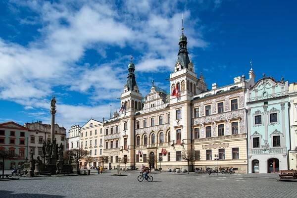 Havarijní balkony novorenesanční radnice v Pardubicích by mohly nahradit repliky