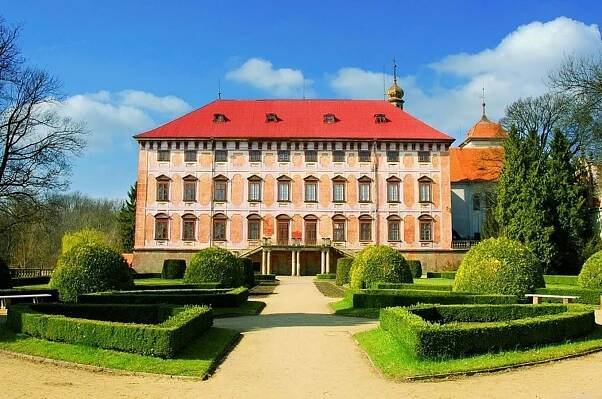 Senioři navštíví zámek Libochovice a veletrh Zahrada Čech - Zprávy z Mníšku