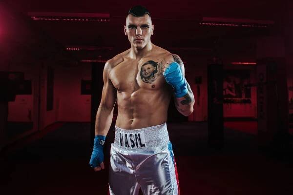 O titul proti legendě. Ducár narazí na boxera, který utekl ze země na pašerácké lodi