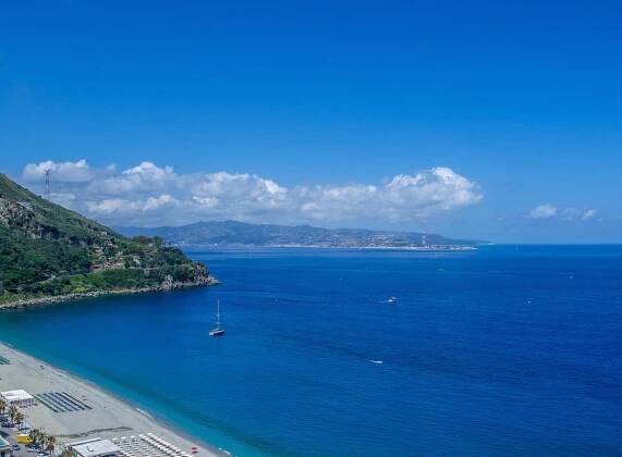 Scilla Calabria: looking over the blue sea to Sicily