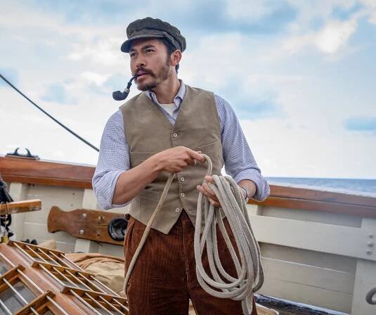 Operace Poštmistr - Z filmu - Henry Golding