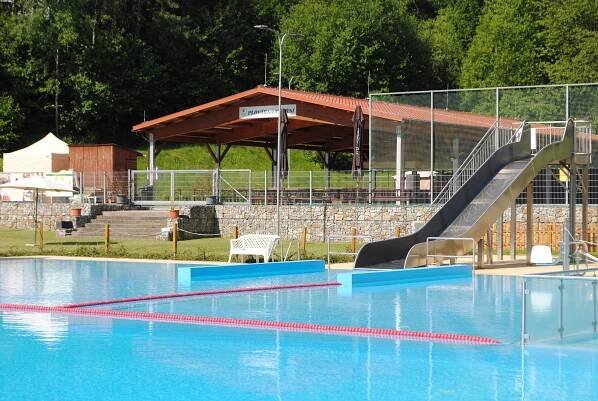 Koupaliště ve Větřní a Kaplici zahájila sezónu. Velešín je bude brzy následovat