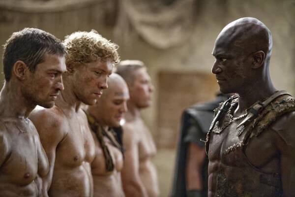 Spartakus - Krev a písek - Sacramentum Gladiátorům - Z filmu - Andy Whitfield, Jai Courtney, Peter Mensah