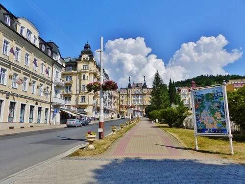 Fotogalerie • Mariánské Lázně, Městský úřad (Zastávka trolejbusu) • Mapy.com