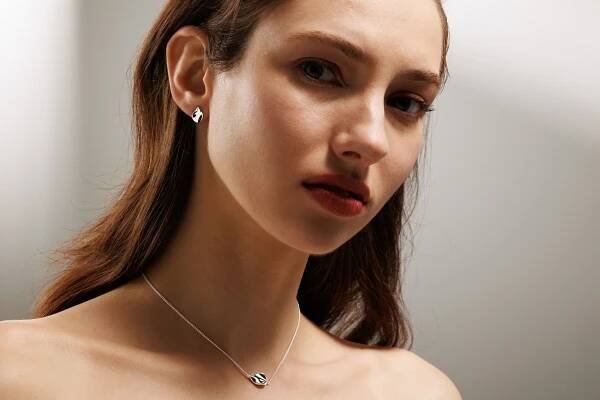 Rosa Tudor Studs Small - stříbrné náušnice pecky