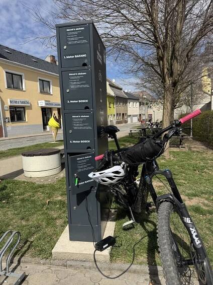 Nabíjecí stanice pro elektrokola a mobilní zařízení - Etron Czech s.r.o. (Dobíjecí stanice pro elektrokola) • Mapy.com