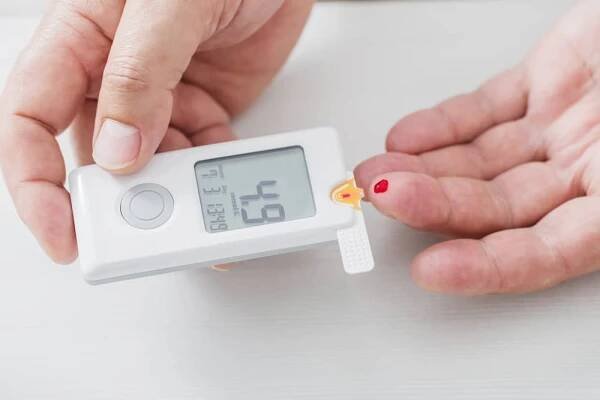 Muž opatření cukru úroveň s glukometr — Stock obrázek