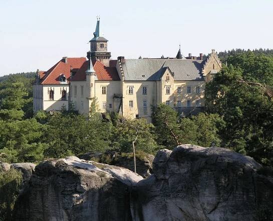 Zámek Hrubá Skála - otevírací doba, akce, ubytování, prohlídky, vstupné, foto, počasí