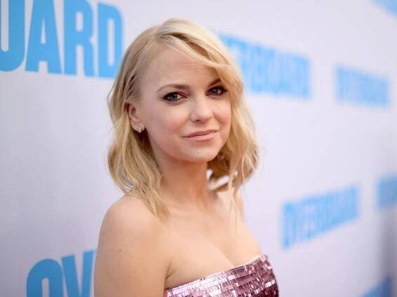 Anna Faris Confirms She’s Engaged—And Says She Would Officiate Her Own Wedding