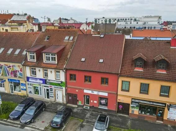 Fotografie nemovitosti - Prodej domu se zahradou, dvěma bytovými jednotkami a nebytovým prostorem, Plzeň - ul. Přemyslova