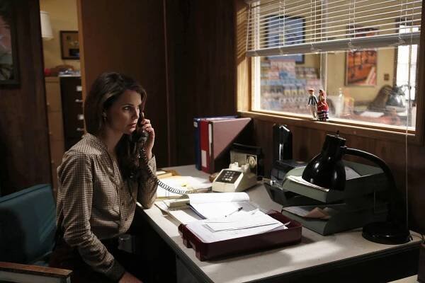 Takoví normální Američané - Série 2 - Kardinál - Z filmu - Keri Russell