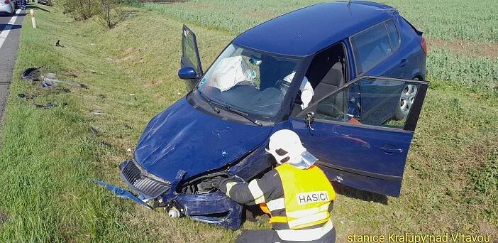 Na silnici mezi Mělníkem a Slaným bourala ve čtvrtečním dopoledni tři auta