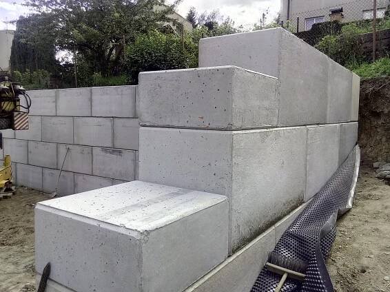 Opěrná stěna u RD - MegaBeton - betonový blok