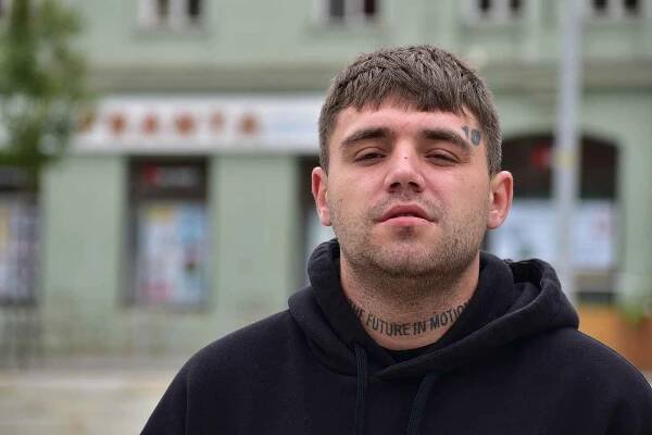 Rapper Rohony na Karlově náměstí v Třebíči. Žije ale v nedalekém městysu Stařeč, který reprezentuje i ve fotbale.
