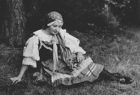 Maminka Marie v horáckém kroji. Sázava, rok 1938. Tehdy jí bylo 18 let