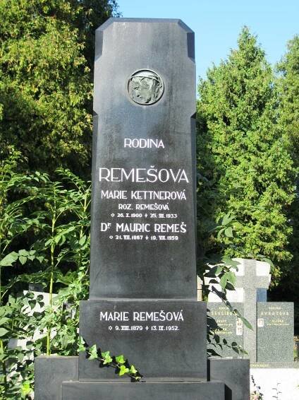 Soubor:Hrob Dr. Mauric Remeš; Marie Kettnerová (Olomouc).JPG – Wikipedie