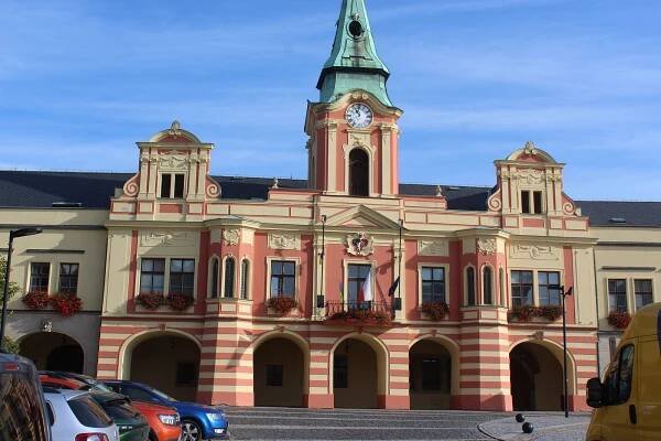 Izraelská vlajka na mělnické radnici vlát nebude. Zmizet má i vlajka ukrajinská