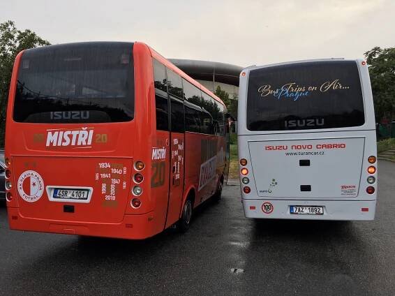 Slavia mistr Fortuna ligy 2019 – 2020 „HOTOVO 20!“ triumfální noční jízda Prahou autobusy ISUZU (foto: TURANCAR CZ)