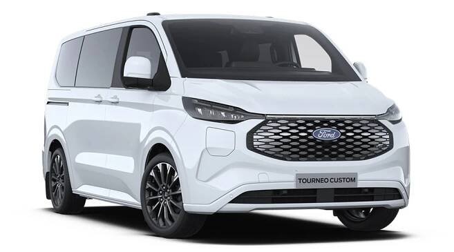 Pohled zleva zepředu na bílý Ford E-Tourneo Custom Titanium X.