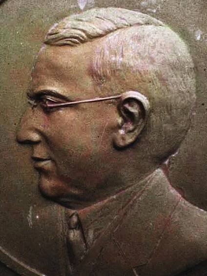 Soubor:Anton-Cermak-relief.jpg – Wikipedie