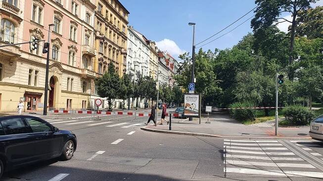 Spadlý strom uzavřel část Vinohradské. Nesmí sem chodci, auta ani MHD