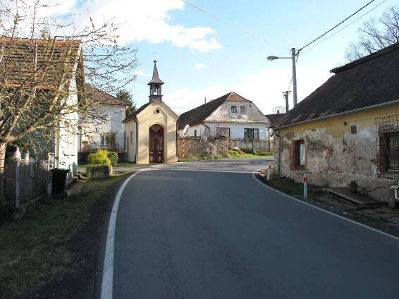 Kaplička svaté Barbory a domy v bývalé huti