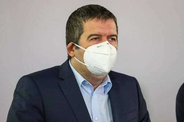 „Musím být na vládě.“ Hamáček řekl, proč nepoletí pro Sputnik, a sklidil výsměch