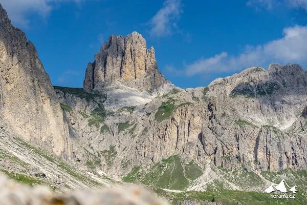 Do sedla Ciampaz a k jezeru Karersee v Dolomitech za krávami, výhledy i davem turistů | Horama