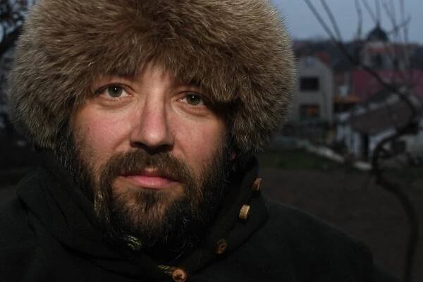 Daniel „Vidlák“ Sterzik: Předseda Stačilo! a proruský dezinformátor s vlivem v EU