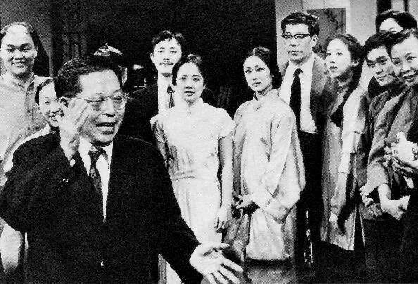 Cao Yu applauds the cast of 