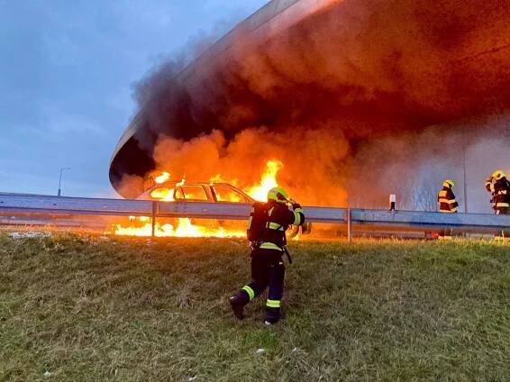 Na Pražském okruhu začalo za jízdy hořet auto. Posádka stihla utéct