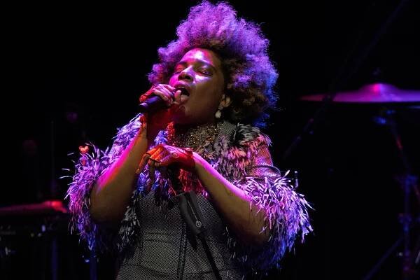 Už od dětství se mému hlasu smáli. Je těžké sama sebe přesvědčit o opaku, říká zpěvačka Macy Gray