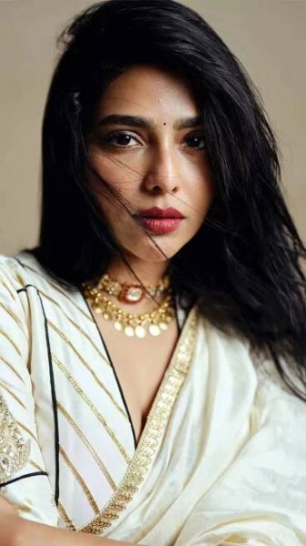 Aishwarya Lekshmi flaunts stunning fashion