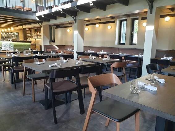 Nejstarší říční plovárna v Praze je zase v kurzu. Nabízí trhy, bistro i restauraci