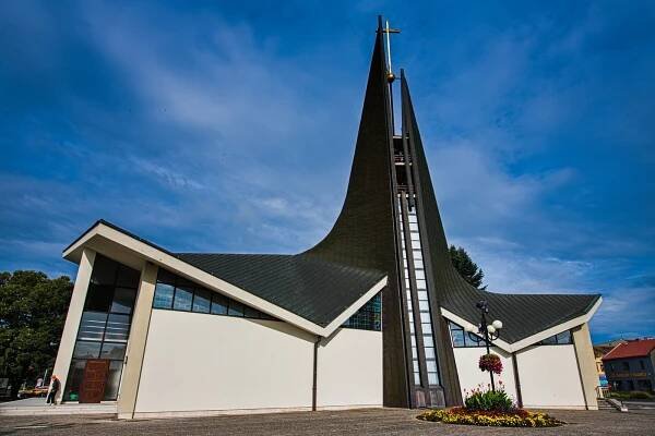 Břeclavští farníci si při mši připomněli 30 let od vysvěcení kostela sv. Václava