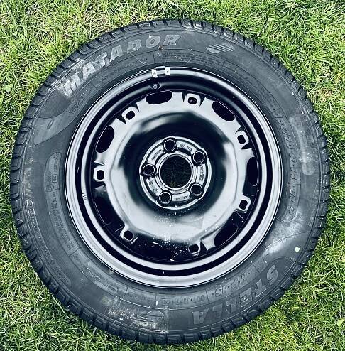 Prodam 4 komplet zimní kola 165/70 R14 jezděné pouze 3 měsíce, jako nové. Dále zcela nepoužívanou rezervu. Cena za komplet