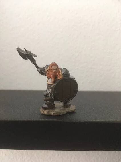 D&D Miniatures: Icons of the Realms - Dwarf Fighter Male