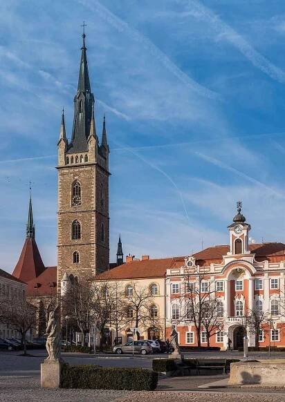 Adoptuj si květináč. Pěší zóna v Čáslavi se rozzáří barevnými květinami