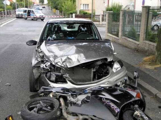 FOTO: Motorkář zemřel na chebské křižovatce