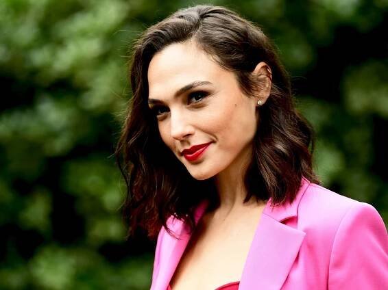 Gal Gadot Reveals Why Wonder Woman Doesn’t Wear Red Lipstick in ‘1984’ — Interview
