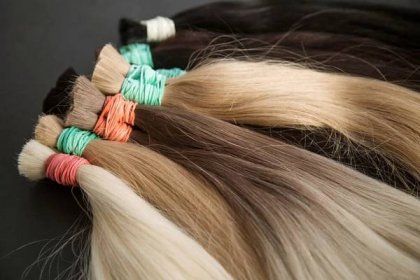 prameny přírodních ženských vlasů pro zapouzdření a rozšíření v kosmetickém salonu. - blonde hair roots - stock snímky, obrázky a fotky