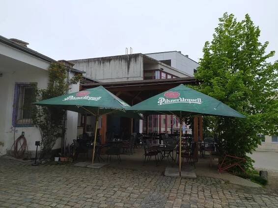 FOTO: Otevření zahrádek v Liberci překazilo restauracím špatné počasí