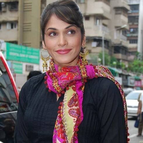 Cute Side Look Pics Of Isha Koppikar